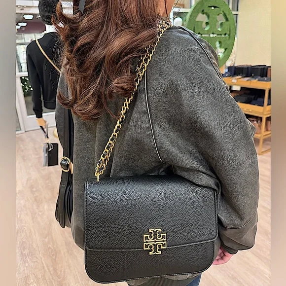 バッグ TORY BURCH Britten Small Shoulder Bag Tory Burch 140987 Britten Black Pebbled Leather With Gold Hardware
